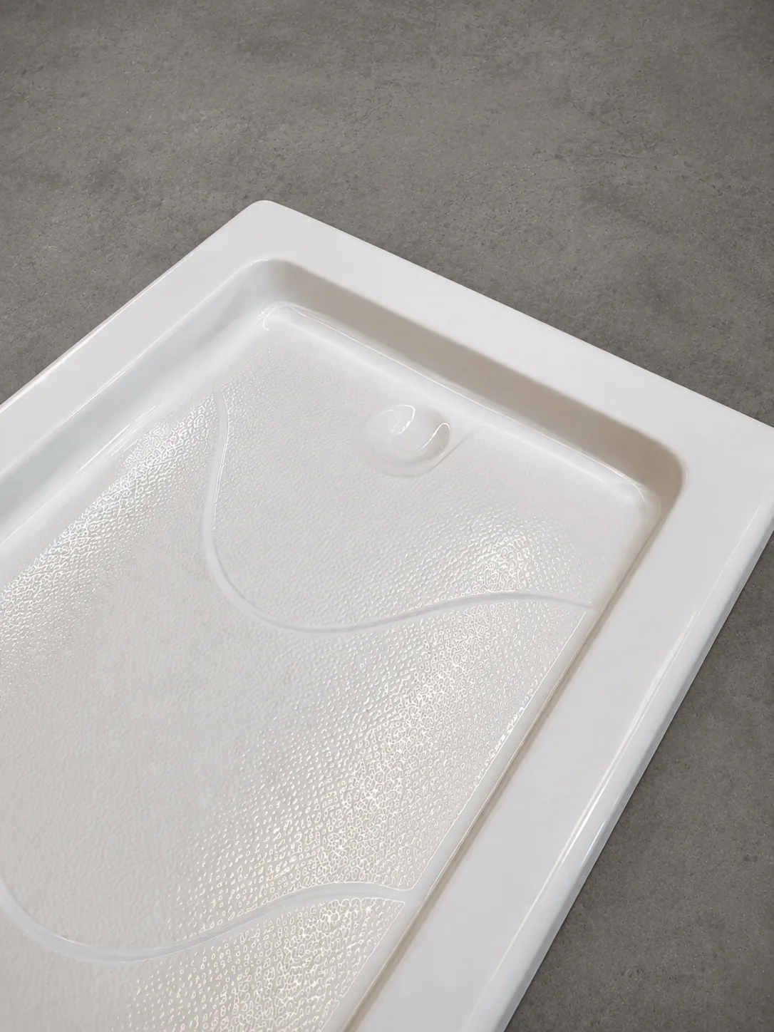 Receptáculo 140x70 antideslizante Carrara, detalle del desagüe