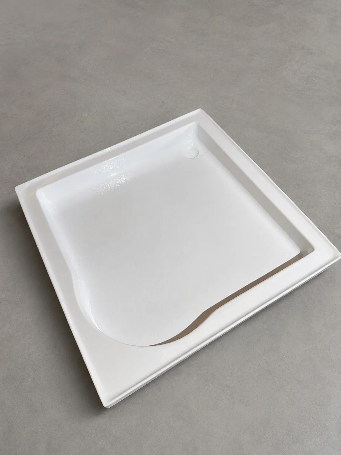Receptáculo cuadrado 78x78 antideslizante Carrara, vista en ángulo