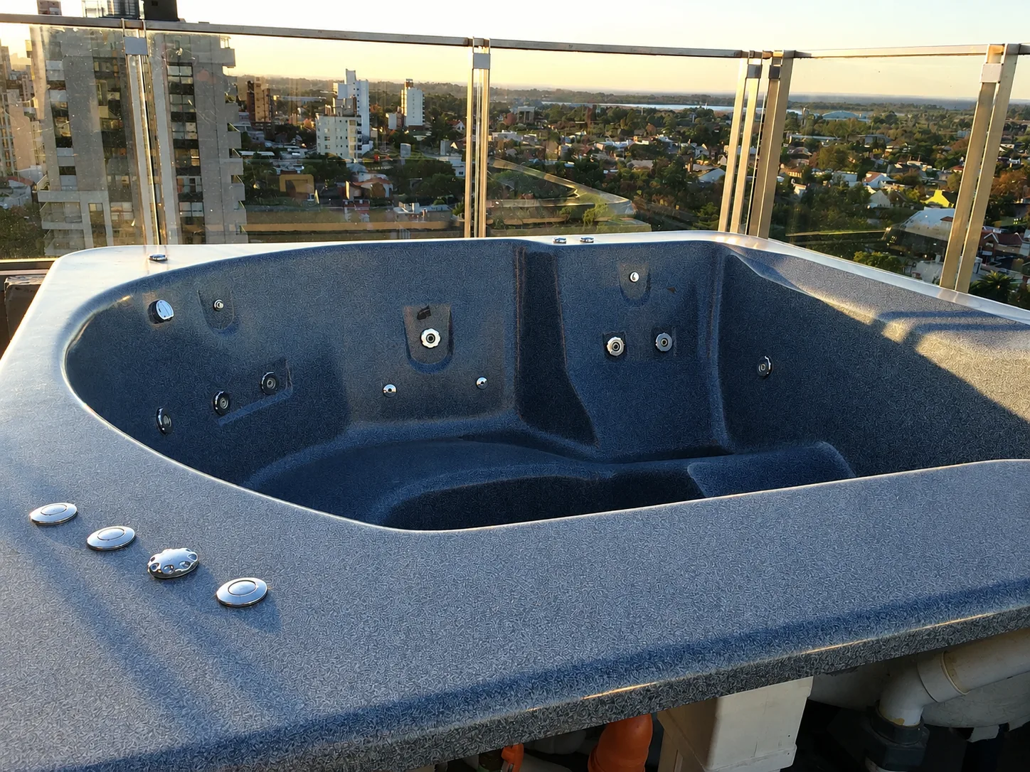 Spa Tango 225 Carrara instalado en terraza, terminación granito azul